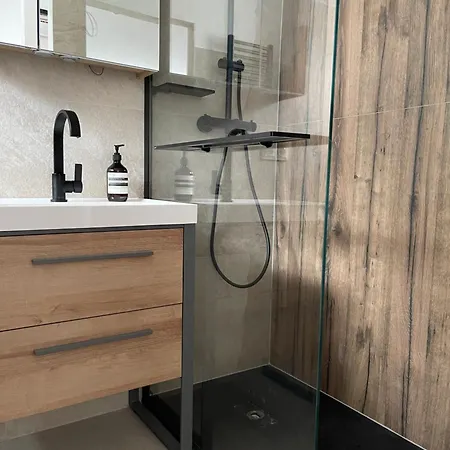 Boutique Mit Blick Auf Den Plomberg