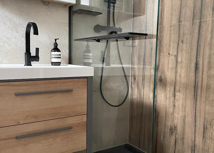 Boutique Mit Blick Auf Den Plomberg